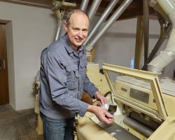 Mehlkontrolle beim Walzenstuhl